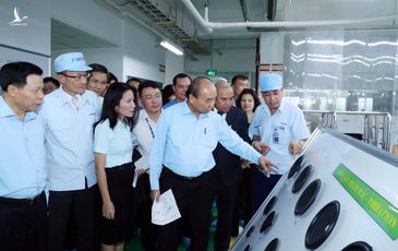 Thủ tướng Nguyễn Xuân Phúc thăm hỏi, động viên công nhân, người lao động