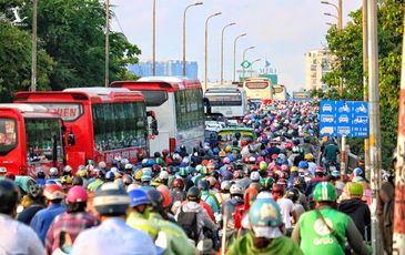 TP.HCM: Đường phố, hàng quán đông đúc hơn, dần trở lại nhịp sống sôi động
