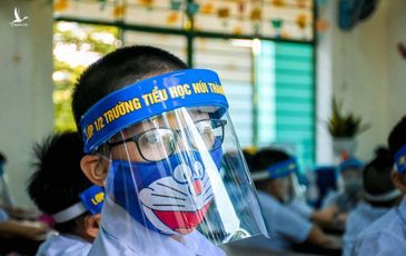 Học sinh đeo nón tấm chắn có thể bị mỏi mắt, đau đầu, cận thị khi trưởng thành