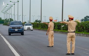 Ngày đầu CSGT kiểm tra xe dù không có dấu hiệu vi phạm ở TP.HCM, Hà Nội