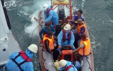Cứu 13 thuyền viên bị chìm tàu trên vùng biển Đà Nẵng