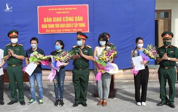 Dịch COVID-19: Ninh Bình bàn giao 81 công dân hoàn thành thời gian cách ly trở về địa phương