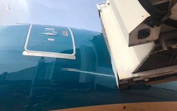 Máy bay Boeing 787-10 của Vietnam Airlines quẹt cầu ống dẫn khách