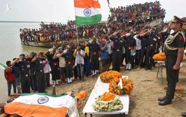 Dân Ấn Độ đốt hình ông Tập Cận Bình bên lễ tang 20 quân nhân
