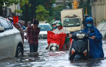 Người Sài Gòn chôn chân trong mưa lớn, ô tô, xe máy không nhúc nhích, giao thông hỗn loạn