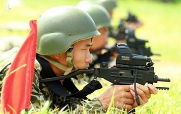 Đặc công Việt Nam bắn ‘bách phát bách trúng’ với tiểu liên Micro Uzi