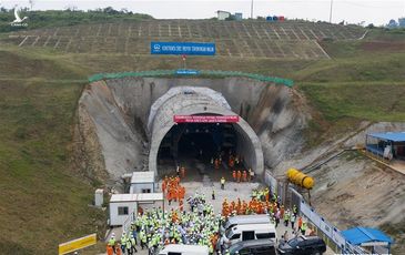 Hàng loạt dự án ‘Vành đai và Con đường’ của Trung Quốc tê liệt