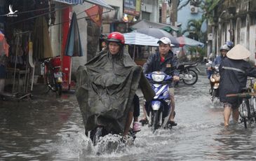 Sau mưa lớn, nhiều tuyến đường tại TP.HCM lại ngập sâu