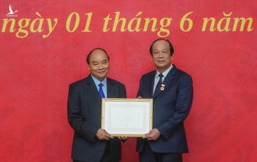 Thủ tướng dự lễ trao Huy hiệu Đảng của Đảng bộ Văn phòng Chính phủ
