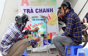 Người Hà Nội mở điểm trà chanh miễn phí trong đợt nắng nóng