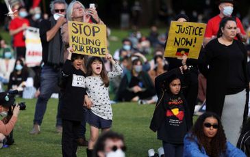 Nước Úc hỗn loạn, dân chúng kéo cả gia đình xuống đường biểu tình ủng hộ phong trào “Black Lives Matter”