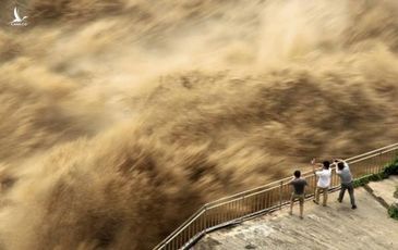 Trung Quốc cho nổ tung đập trên sông Chuhe để xả lũ