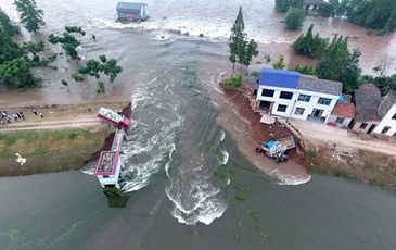 Vỡ đê sông Trường Giang, hàng nghìn dân sơ tán khẩn cấp