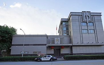 Khói bốc trong sân Tổng lãnh sự quán Trung Quốc ở Houston sau yêu cầu đóng cửa