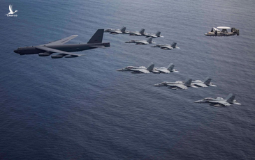 B-52H bay thẳng từ Mỹ tới Biển Đông tập trận ngay với tàu sân bay