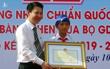 Bộ GD-ĐT tặng bằng khen nam sinh lớp 6 dọn rác chắn cống