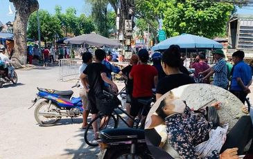 Hà Nội: Đang đứng bán hoa quả, người phụ nữ bị đâm nguy kịch