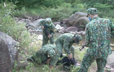 Bộ đội biên phòng đánh án giữa rừng, bắt người Lào vận chuyển 8.000 viên ma túy qua biên giới