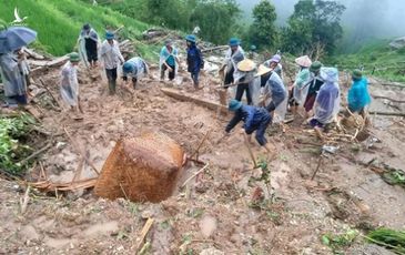 Chồng ‘chết đứng’ khi thấy vợ con bị đất đá vùi lấp do mưa lớn ở Hà Giang