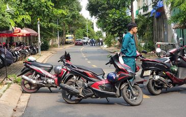 Nam thanh niên chết cạnh xe máy, dao Thái Lan găm trên ngực