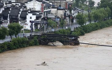 Thêm nhiều người chết, Trung Quốc dùng thuốc nổ phá đập để xả lũ