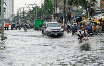 Người và xe bơi giữa đường sau cơn mưa lớn tại TP.HCM