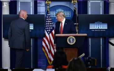 Ông Trump được mật vụ đưa đi giữa họp báo vì nổ súng gần Nhà Trắng
