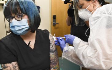 Vaccine ngừa Covid-19 và trò chơi quyền lực giữa các cường quốc