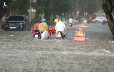 Đường phố Hà Nội ngập sâu sau cơn mưa lớn