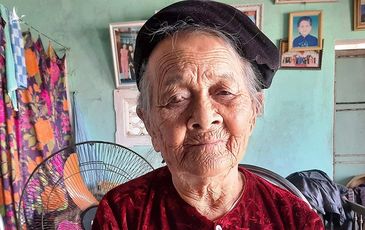 Mẹ Việt Nam anh hùng 94 tuổi  2 lần lên phường góp tiền chống Covid-19
