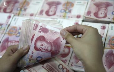 Chật vật gượng dậy, kinh tế Trung Quốc bị núi nợ đè nặng