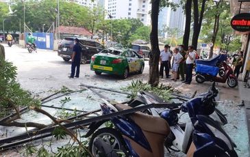 Nổ như bom cạnh ngân hàng trên phố Hà Nội, nhiều người hoảng loạn