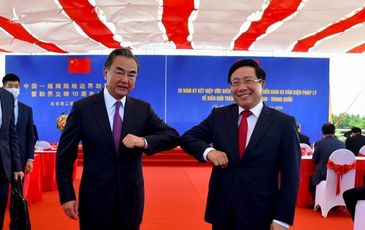 Cái chạm nhẹ cùi chỏ của PTT Phạm Bình Minh và Ngoại trưởng Trung Quốc Vương Nghị