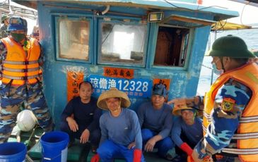 Tàu cá Trung Quốc đánh bắt trái phép ở vùng biển gần đảo Cồn Cỏ