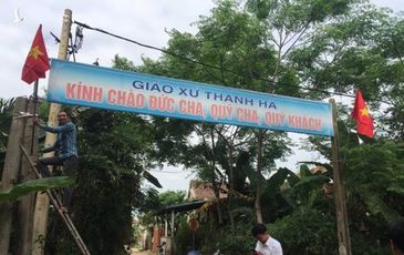 Về nơi giáo xứ treo cờ Tổ quốc, giáo dân được tặng vịt thoát nghèo