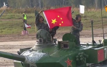 Đội tăng Trung Quốc cầm cờ ngược trong màn mừng chiến thắng tại Army Games
