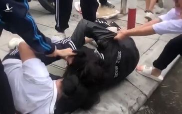 Nữ sinh lớp 10 ở Hà Nội đánh nhau dữ dội trước cổng trường