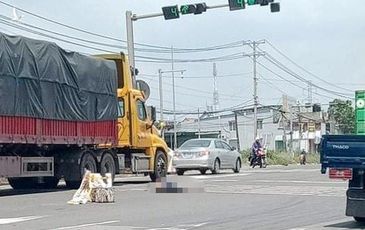 Nhờ người dắt qua đường nhưng bị từ chối, cụ bà nhặt ve chai tự qua một mình bị xe tải tông qua đời