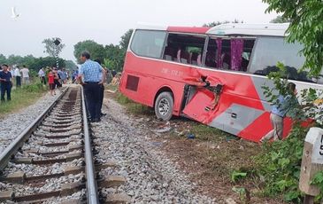 Vụ tàu va xe chở học sinh ở Hà Nội: Đường sắt kiến nghị xóa lối đi tự mở