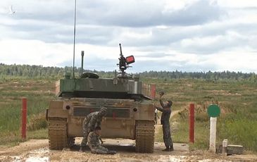 Lính Trung Quốc ngã ngửa khi đua tăng