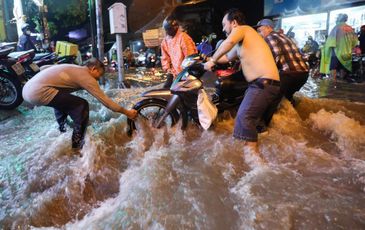 Người Sài Gòn vật lộn sau trận mưa lớn