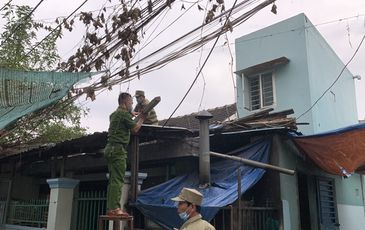 Đến từng tàu, xuống từng nhà hỗ trợ người dân phòng chống bão số 5