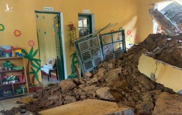 Bốn trường học ở Lào Cai bị đổ tường, đất đá tràn vào lớp