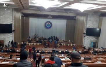 Phe đối lập tuyên bố nắm quyền, Tổng thống Kyrgyzstan nói đang có đảo chính