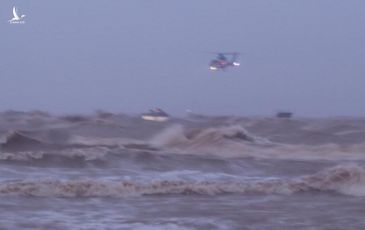 Quân đội điều trực thăng cứu nạn 8 thuyền viên và một ngư dân