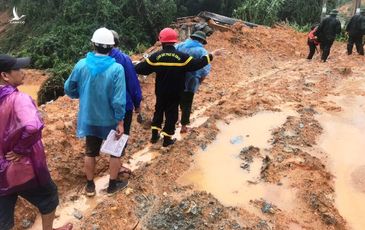 Nổ mìn phá đá, quyết thông đường lên Rào Trăng 3 hôm nay