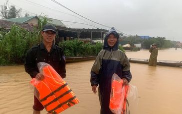 Miền Trung oằn mình trong bão lũ, áo phao cứu sinh lại tăng giá trục lợi?