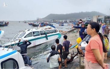 Bão số 9 càn quét dữ dội, miền Trung thiệt hại nặng nề