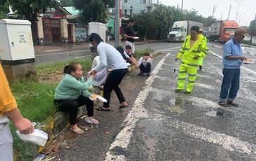 Phát cơm, nước và sữa miễn phí cho hàng ngàn người mắc kẹt vì bão số 9