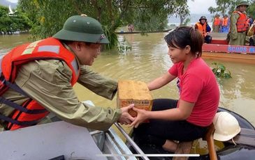 Bí thư Tỉnh ủy Quảng Bình đi ca nô vào thăm bà con vùng “rốn lũ” Tân Hóa